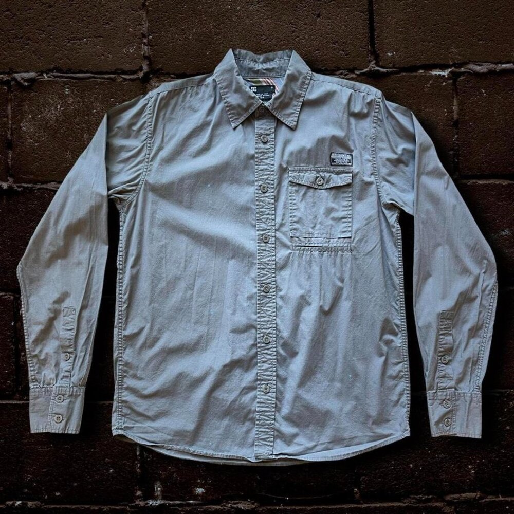 DC Shoes Gray Collared Button Up Front Pocket‎ Workshirt DC Print Fabric Size S